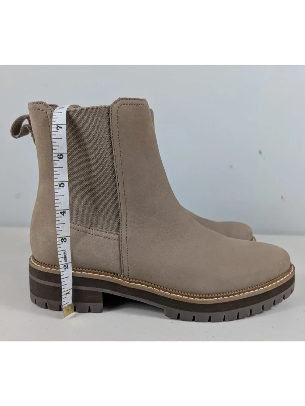Tom's Dakota lug Chelsea boots women's size 9.5